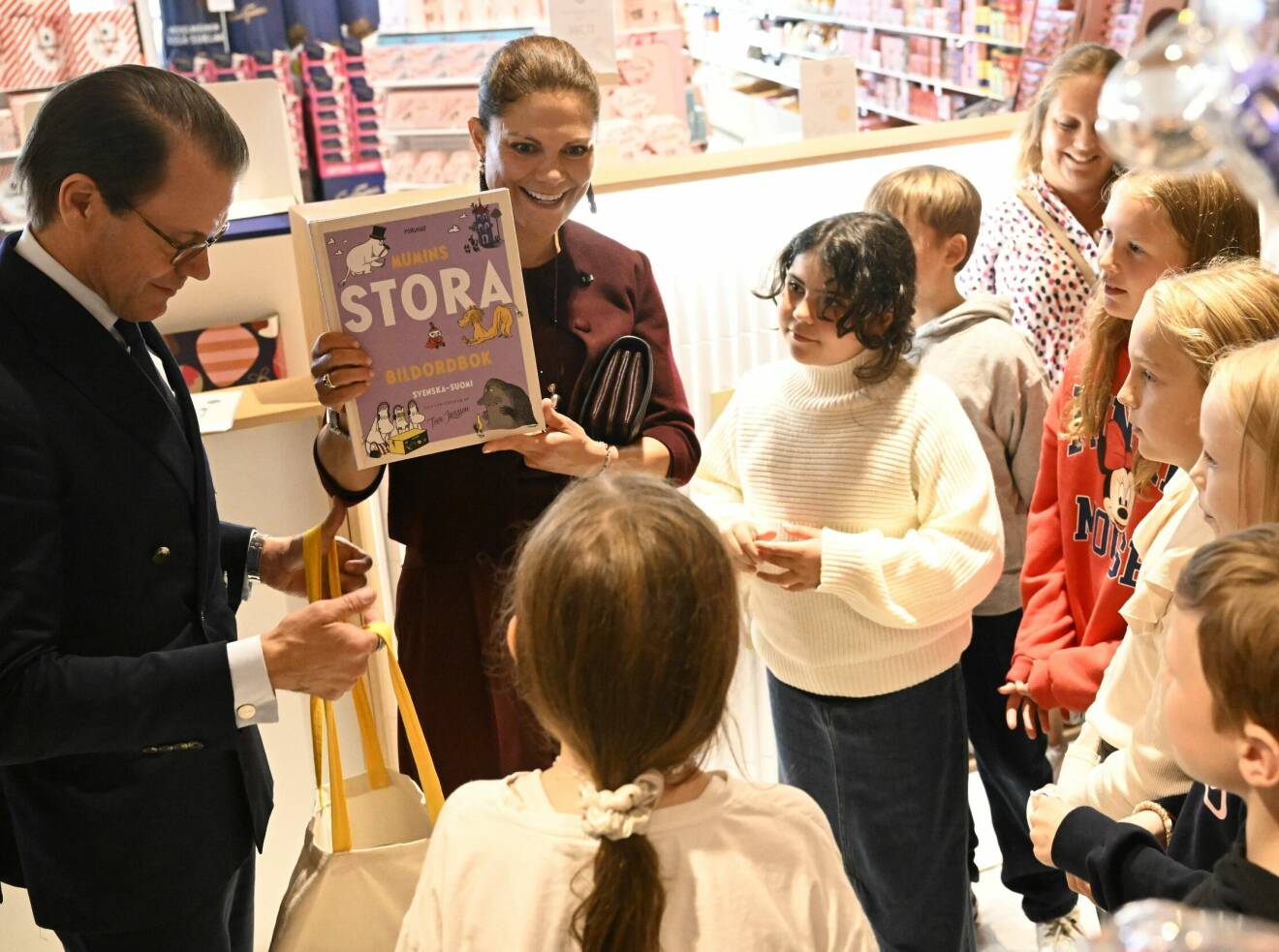 Kronprinsessan Victoria och prins Daniel med presenten från barnen på Cygnaeusskolan: Mumins stora bildordbok