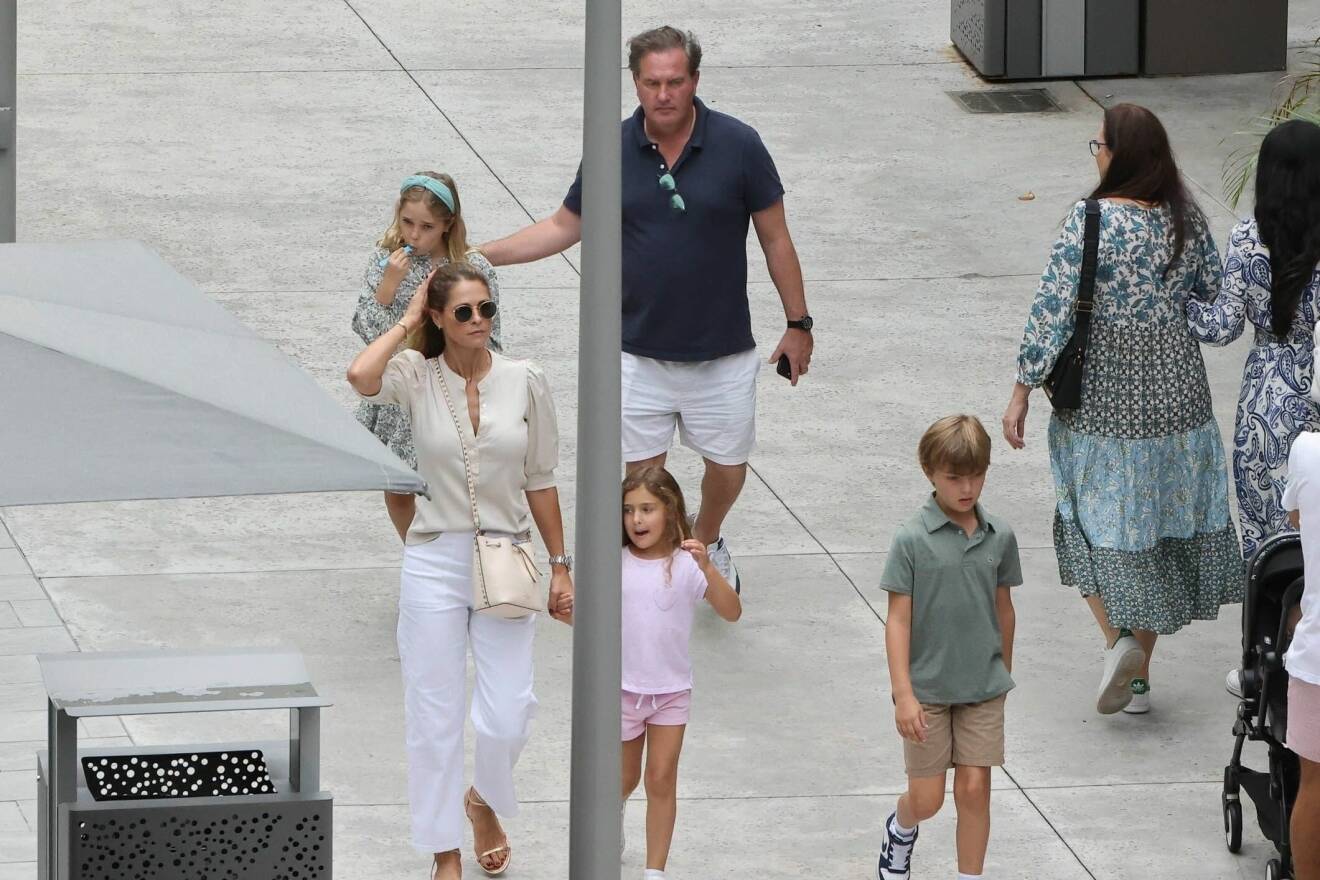 Chris O'Neill, prinsessan Leonore, prinsessan Madeleine, prinsessan Adrienne och prins Nicolas i ett köpcentrum i Miami