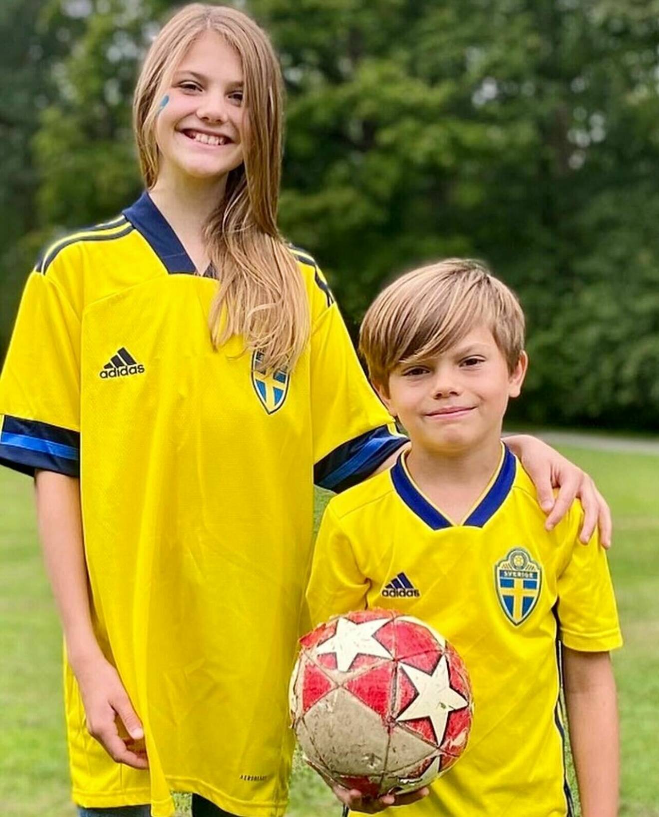 Prinsessan Estelle och prins Oscar i fotbollströjor