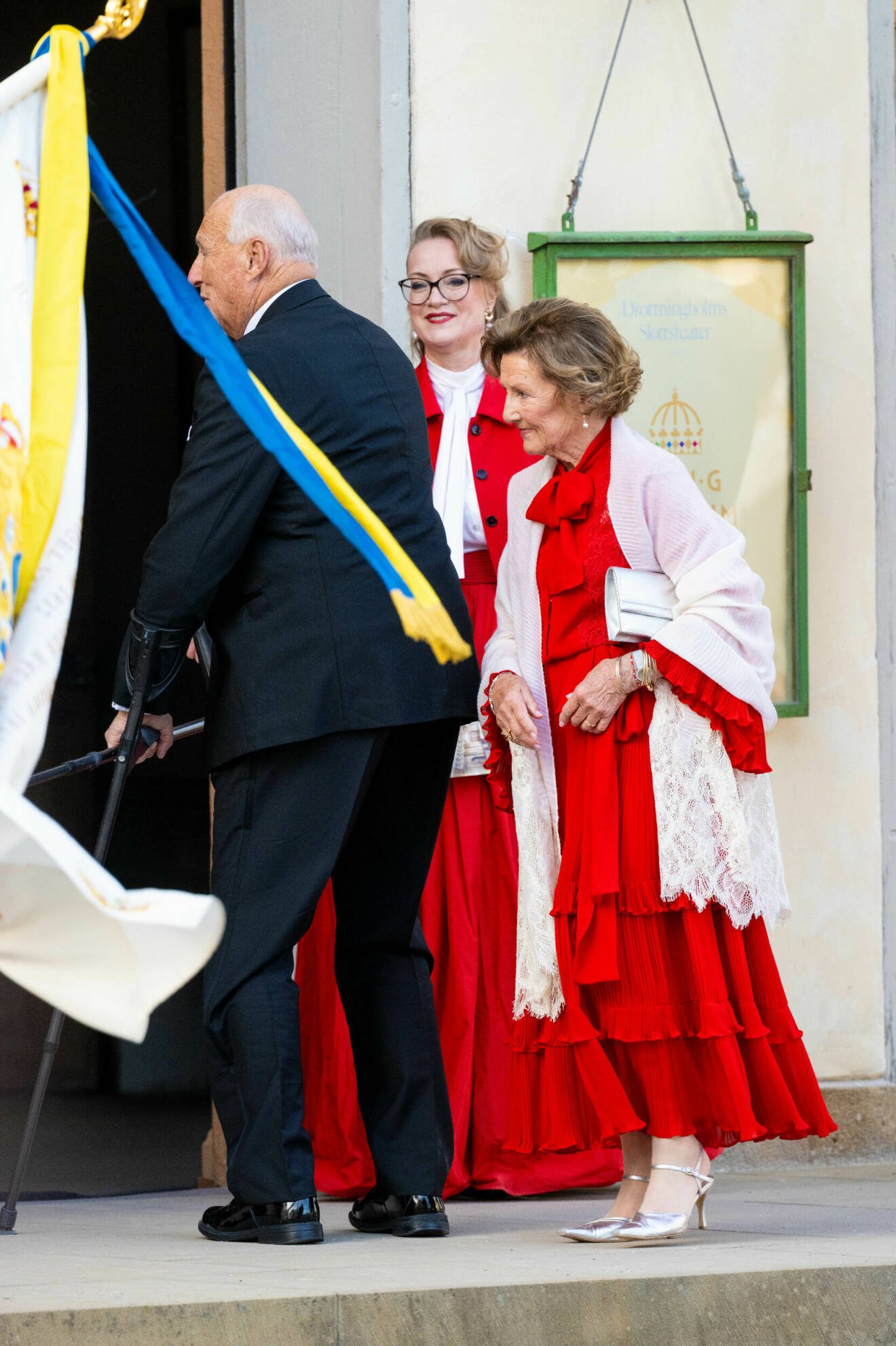 Drottning Sonja i en röd klänning vid Drottningholm
