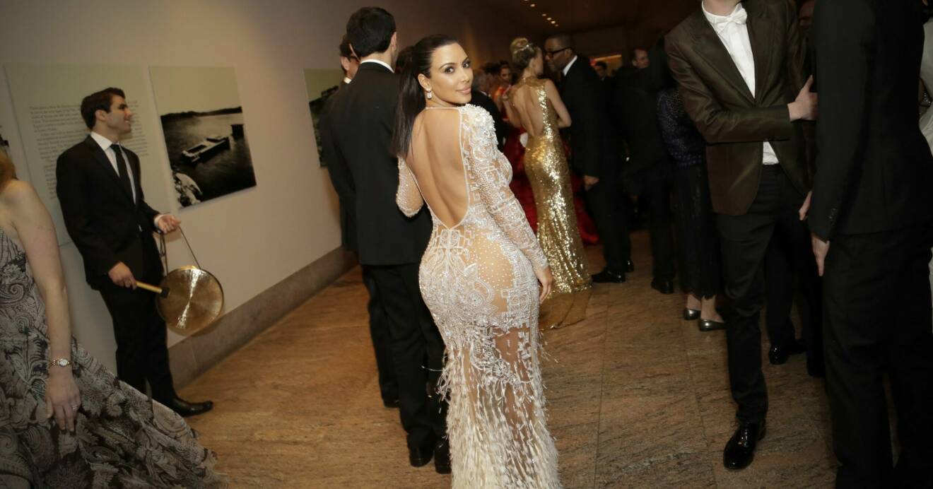 Kim Kardashian poserar på New York Met Gala