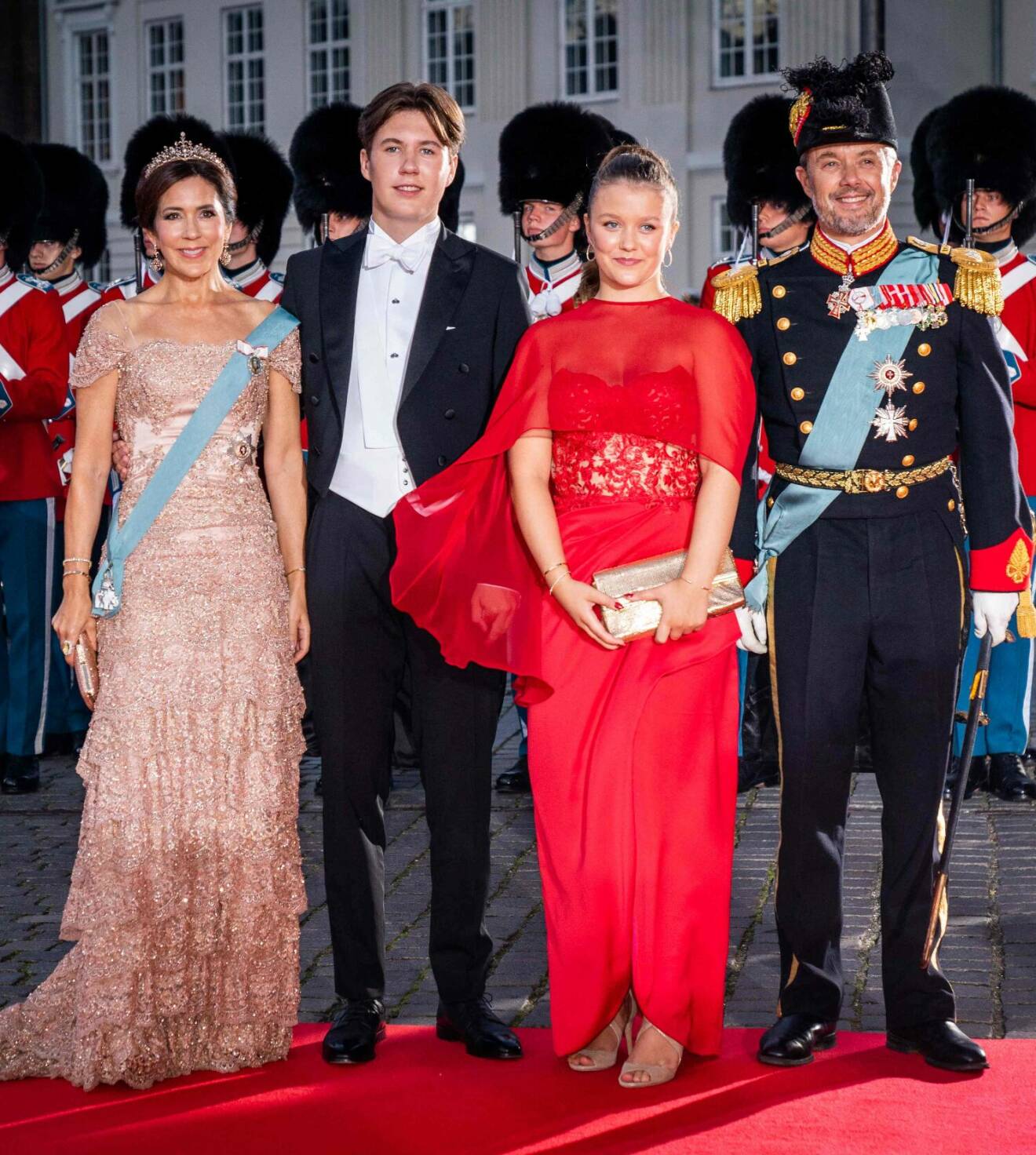 Kronprinsessan Mary, prins Christian, prinsessan Isabella och kronprins Frederik på galafest