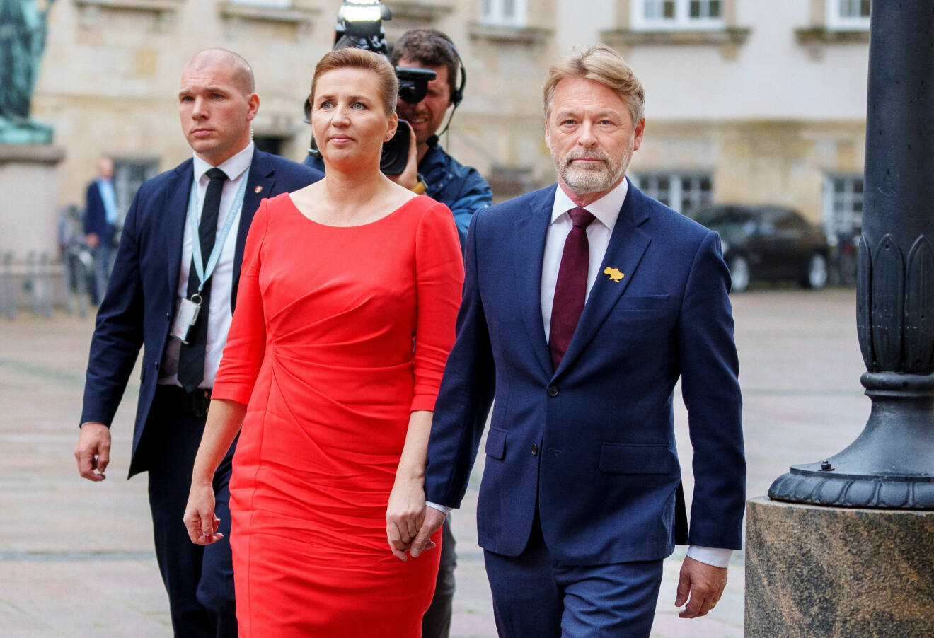 Danmarks statsminister Mette Frederiksen med sin man Bo Tengberg