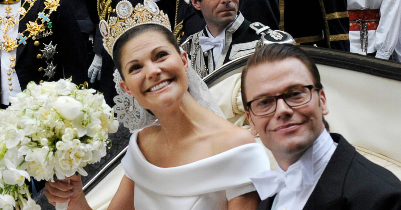 ronprinsessan Victoria och Daniel Westling sätter sig i den öppna vagnen när kortegen lämnar Storkyrkan i Stockholm efter bröllopet 2010.