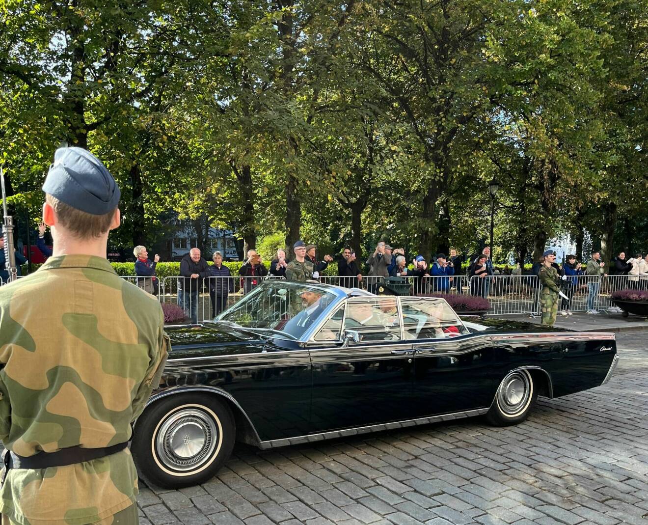 Kung Harald och drottning Sonja i kortegebilen under Norska Stortingets öppning 2023