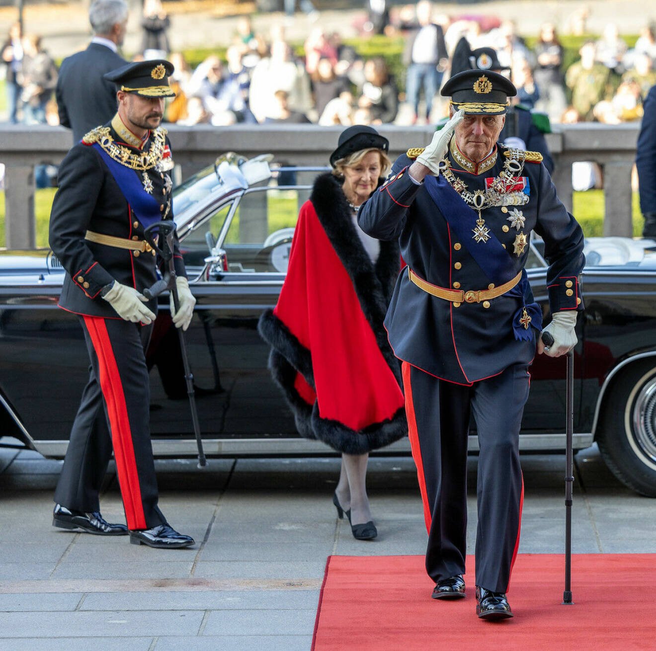 Kronprins Haakon, drottning Sonja och kung Harald framför kortegebilen vid Stortingets öppnande 2023.