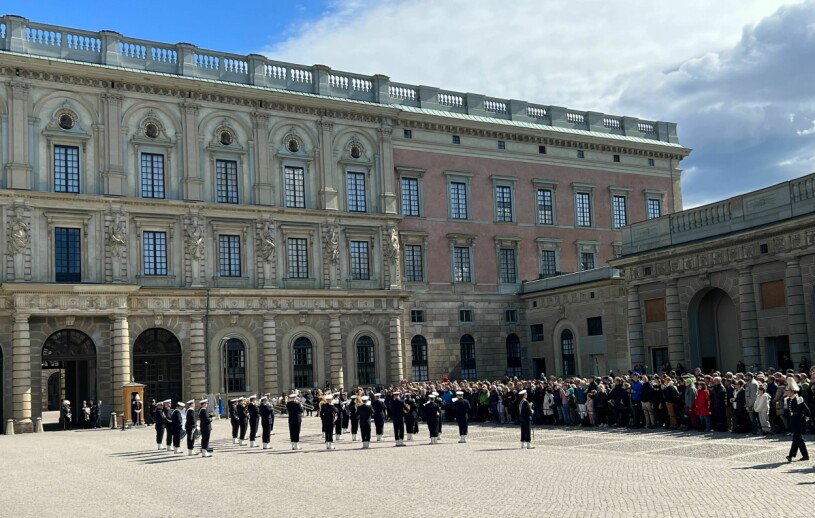 Festligt i vårsolen! Det är massor av folk på plats som vill fira kungen. kungens födelsedag 2022, kungen fyller 76 år