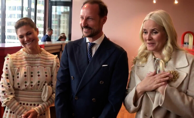 Mette-Marits spontana hyllning till Victoria. Kronprinsessan Victoria Kronprins Haakon och kronprinsessan Mette-Marit på Kulturhuset i Stockholm