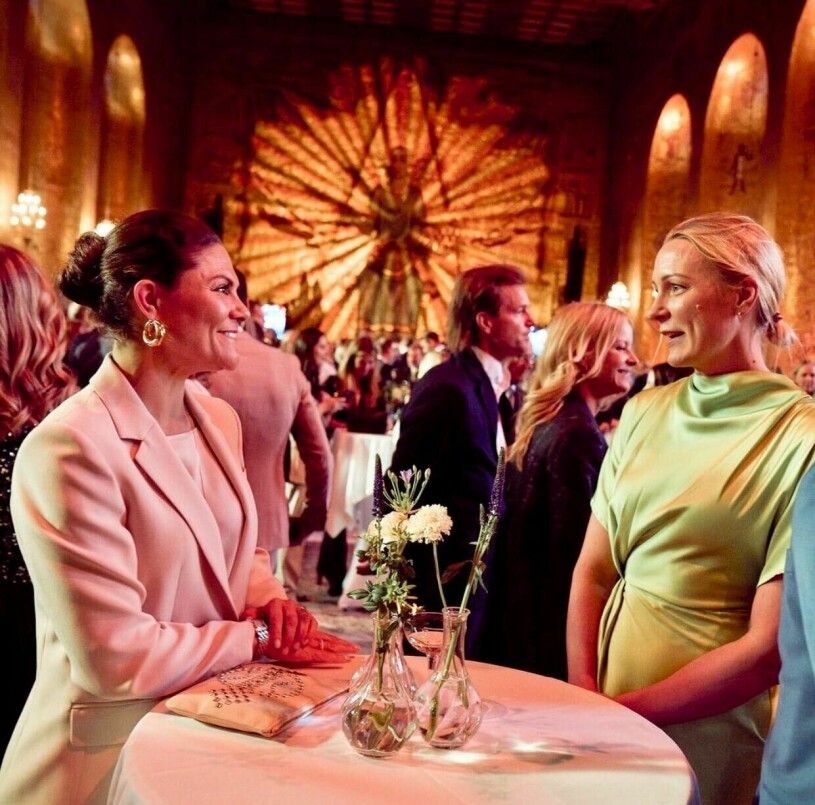 Victoria i vimlet, här med simstjärnan Sarah Sjöström. Kronprinsessan Victoria och Sarah Sjöström vid SOK:s fest för olympierna från Tokyo och Peking 2022