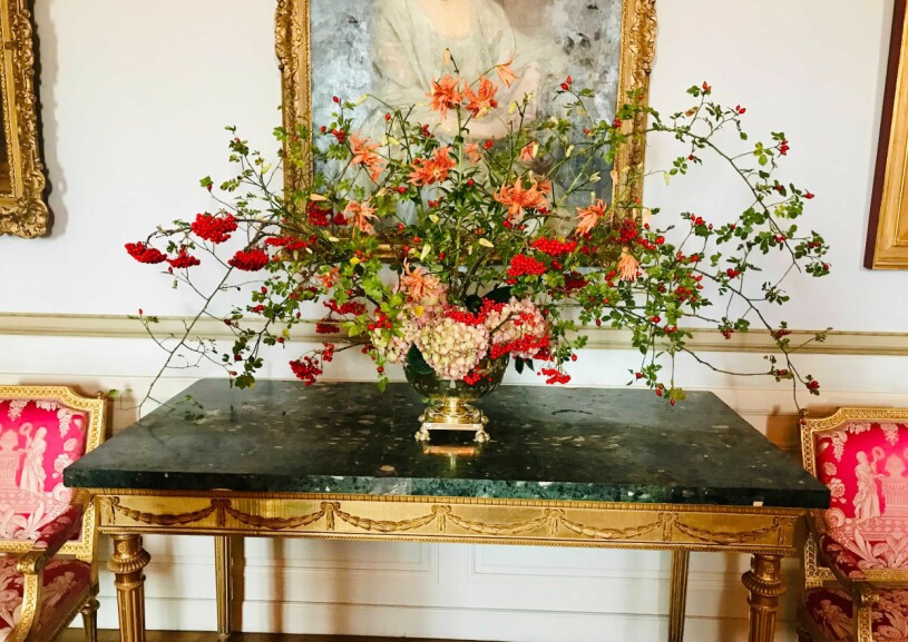 Ännu en av kvällens blomsteruppsättningar – denna med liljor, nypon och rönnbär. Blommor Stockholms slott