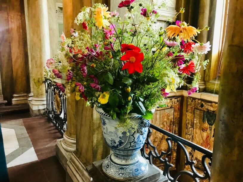 Ett sensommarvackert mästerverk i slottstrappan, skapat av hovets florist. Blommor galamiddag Kungliga slottet