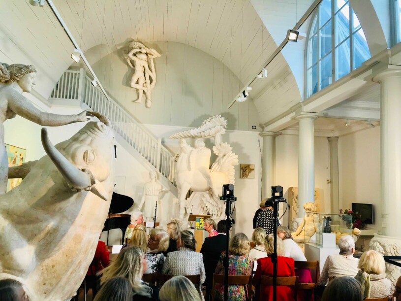 Ceremonien ägde rum i Carl Milles stora ateljé på Millesgården. Millesgården SWEA International Årets svenska kvinna 2021