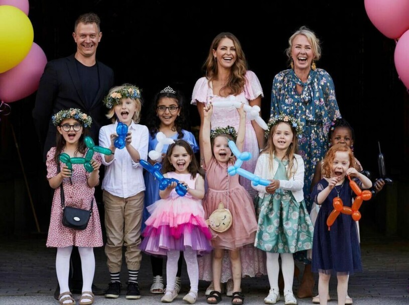 Prinsessan Madeleine och Min stora dags Jennifer McShane med Tobbe Trollkarl och dagens åtta kalasgäster. Prinsessan Madeleines sommarkalas på Hovstallet tillsammans med Min stora dag