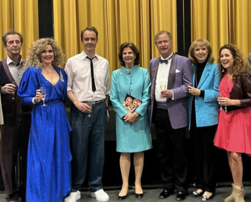 Drottning Silvia med Robert Gustafsson, som spelar den autistiske Raymond, och Jonas Karlsson, som gör rollen som hans bror. Till höger Vicky von der Lancken. Drottning Silvia på Oscarsteatern med Robert Gustafsson och Jonas Karlsson och Vicky von der Lancken och övriga ensemblen i Rain Man