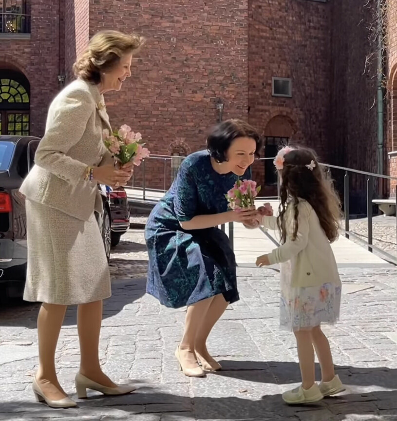 En vårsnygg drottning Silvia på väg till dagens lunch. Drottning Silvia och Jenni Haukio vid lunchen i Stockholms stadshus