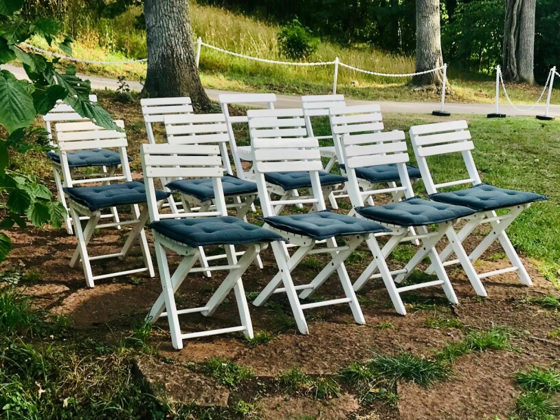 Just nu står 12 stolar redo för kungafamiljen.