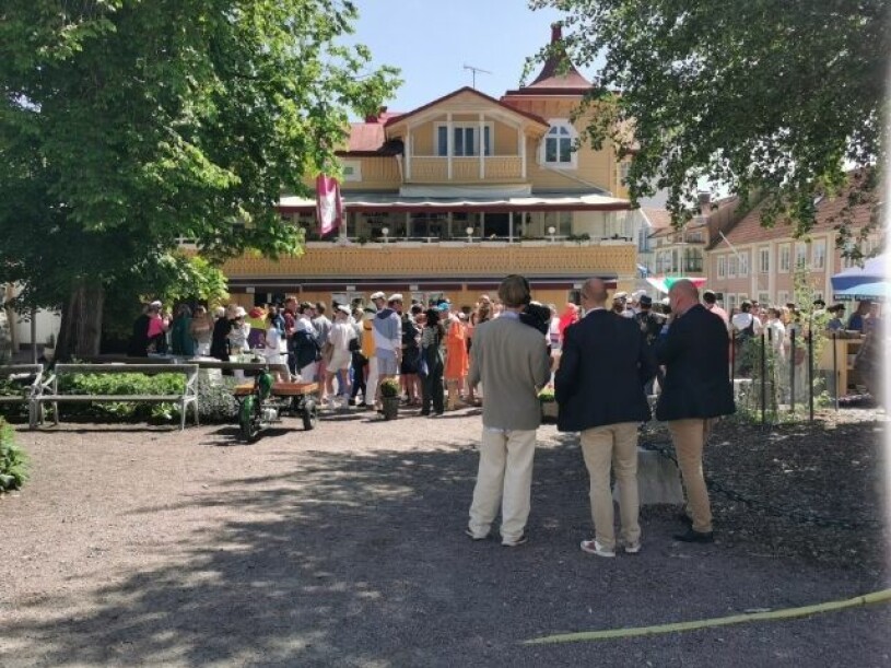 Sällskapet samlades utanför Johans krog.