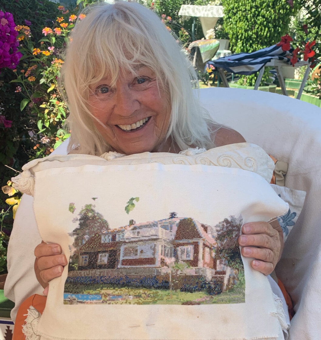 Christina har passat på att ta upp sin passion för att brodera i coronatiderna. Här är det huset på Värmdö som motiv. Christina har passat på att ta upp sin passion för att brodera i corona-tiderna. Här är det huset på Värmdö som motiv.