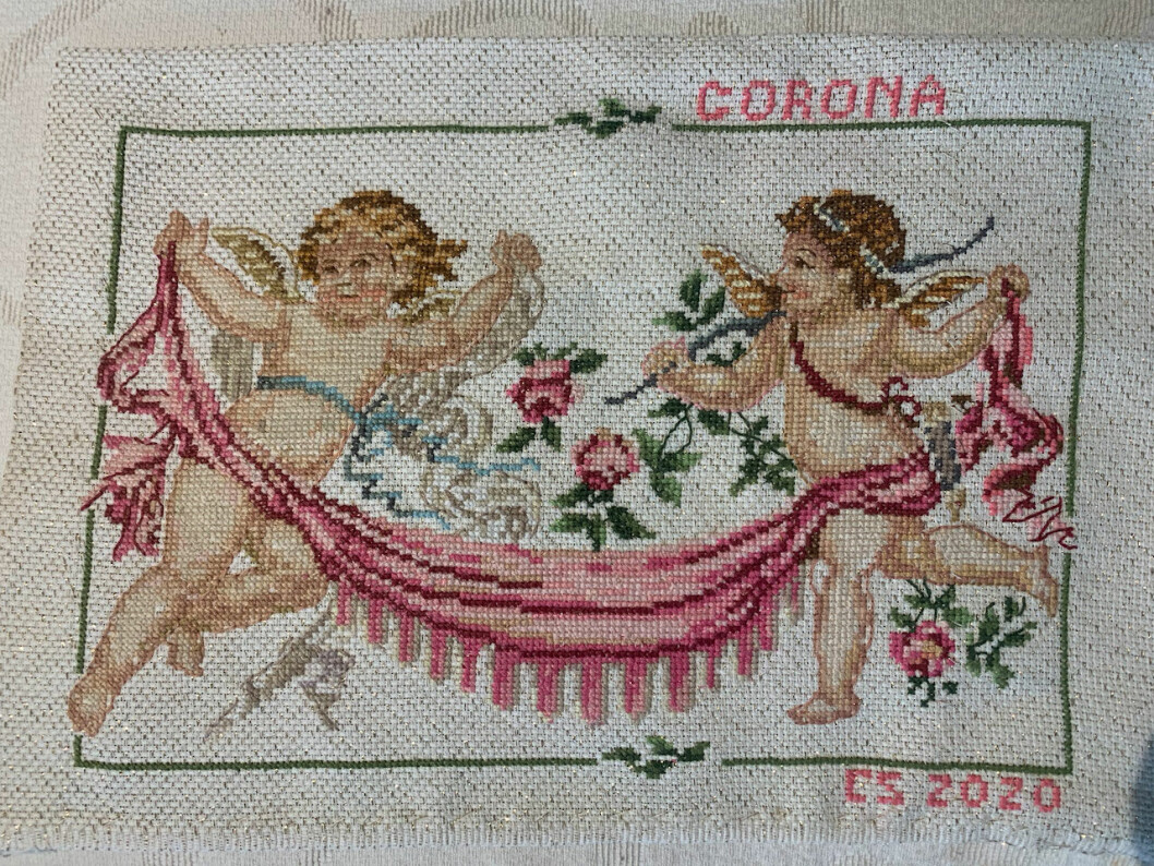 Christinas broderier finns att köpa i hennes webbshop: <a href="http://christinaschollin.com/">www.christinaschollin.com</a>.<br>Intäkterna skänker hon till vårdpersonalen. Christinas broderier finns att köpa i hennes webbshop: www.christinaschollin.com. Intäkterna skänker hon till vårdpersonalen.