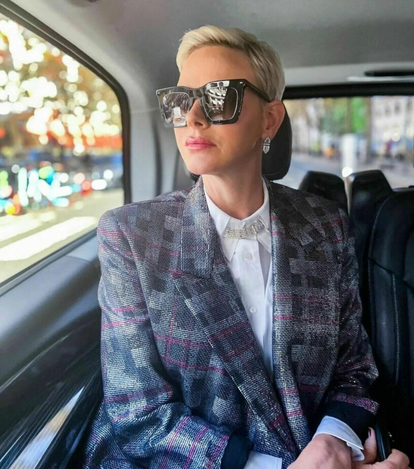 Furstinnan Charlene dök upp i en elegant look till Paris Fashion Week. Furstinnan Charlene