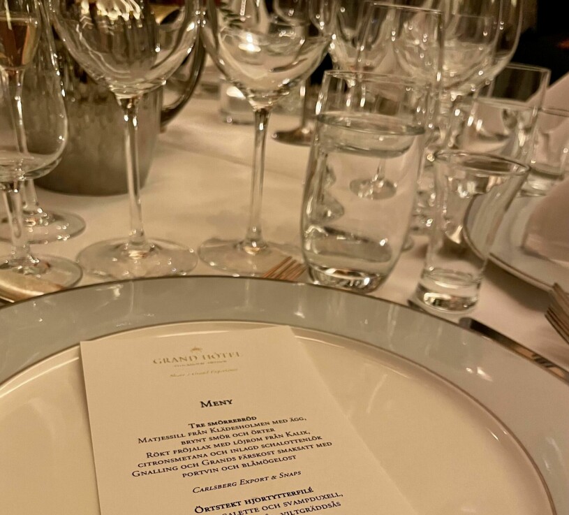 Dukat till fest på Grand Hotel och kungaparet var kvällens hedersgäster. Menyn vid Kungliga Musikaliska Akademiens högtidssammankomst 2022