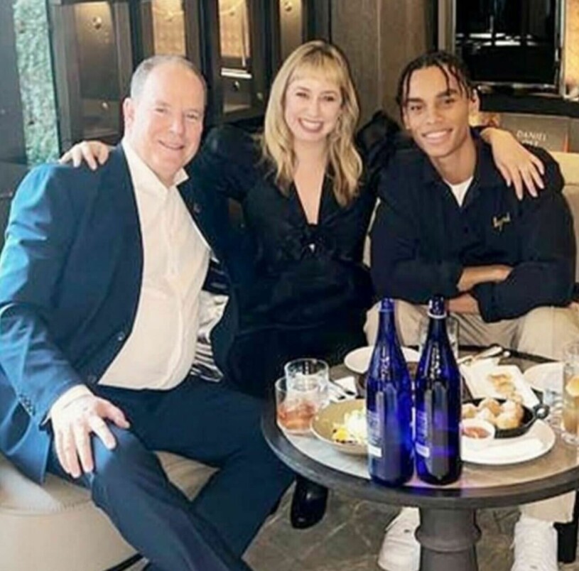 Furst Albert med de två utomäktenskapliga barn som han har erkänt: Jazmin Grimaldi och Alexandre Grimaldi-Coste. Furst Albert i New York med sina utomäktenskapliga barn Jazmin Grimaldi och Alexandre Grimaldi-Coste