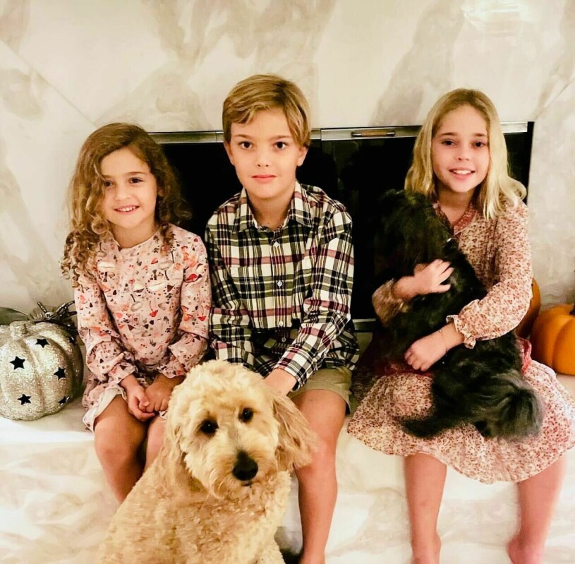 Prinsessan Leonore med sina syskon Nicolas och Adrienne, och familjens hundar Teddy och Oreo.