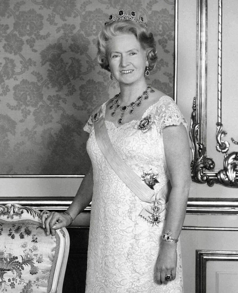 På en annan av de privata bilderna som kungen valt ut bär Sibylla den tiara som blivit så förknippad med just henne att den numera alltid kallas Sibyllas diadem. Kungens privata bild på sin mamma prinsessan Sibylla