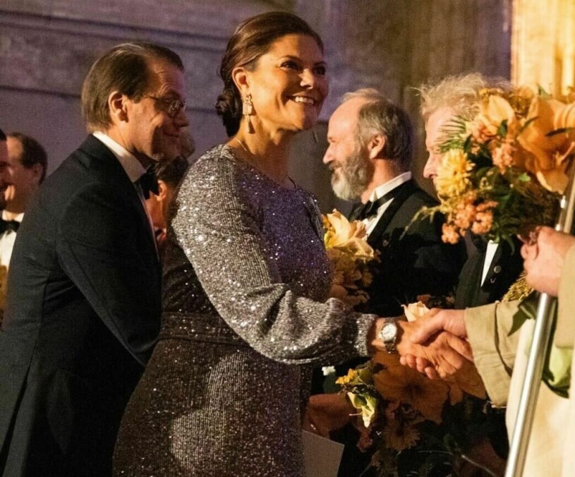Victoria och Daniel i festvimlet. Kronprinsessan Victoria och prins Daniel vid riksdagssupén 2022
