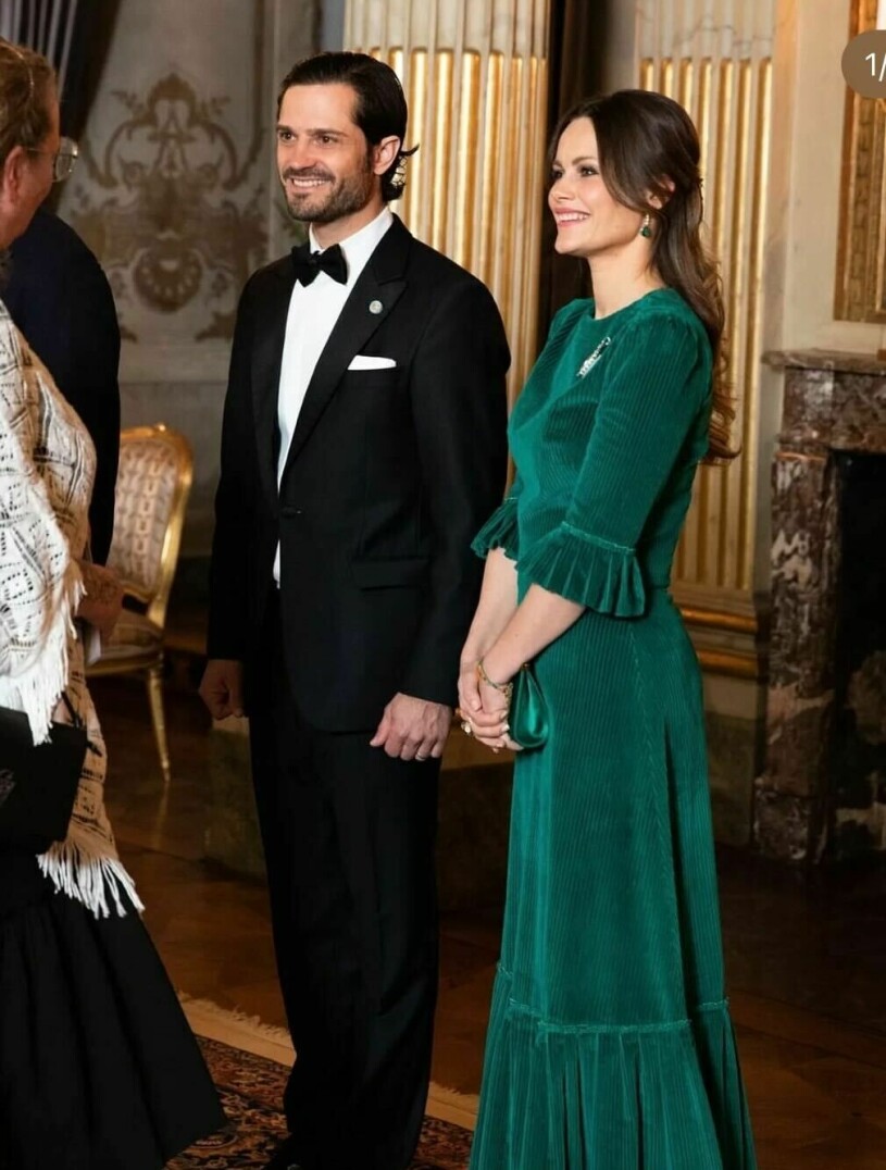 – Tack alla för en trevlig kväll tillsammans! skriver prinsessan Sofia och prins Carl Philip på Instagram. prinsessan Sofias gröna klänning från Vampire’s Wife vid riksdagssupé 2022, prins Carl Philip i smoking