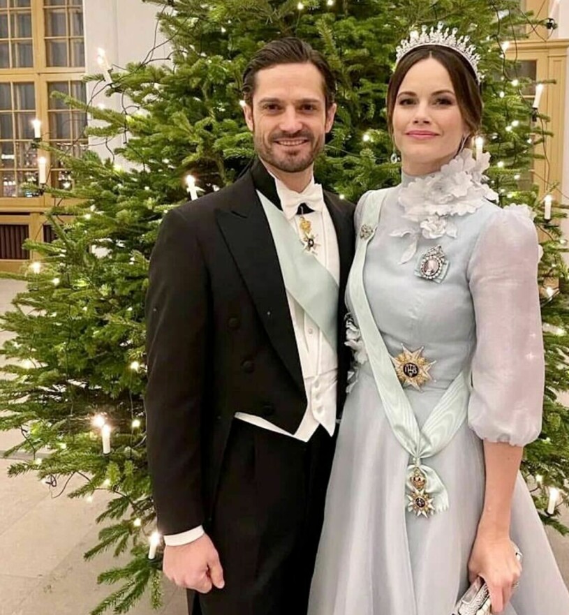 Höghalsad och ståtlig: Prinsessan Sofia i skir duvblå sidenorganza från Ida Lanto. Prinsessan Sofia och prins Carl Philip inför Nobel 2022 – Nobelklänning från Ida Lanto