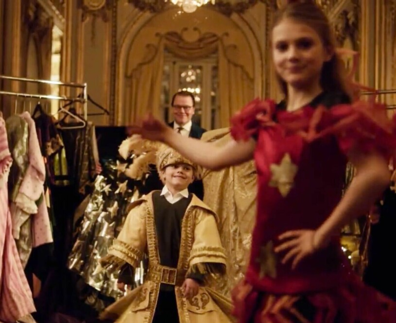 ...och prova själva. Prinsessan Estelle och prins Oscar provar kläder och kostymer på Kungliga Operan