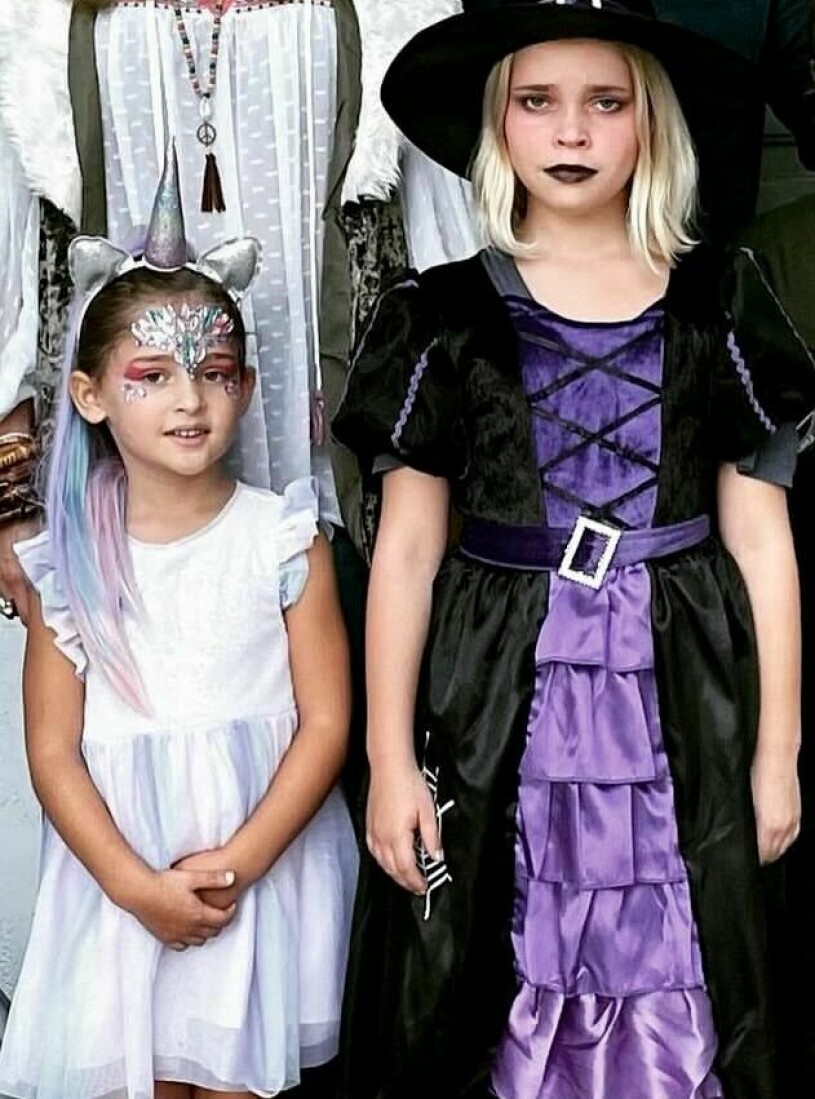 Prinsessan Adrienne som enhörning på årets Halloween-kalas. Till höger prinsessan Leonore. Prinsessan Adrienne och prinesssan Leonore firar Halloween 2022