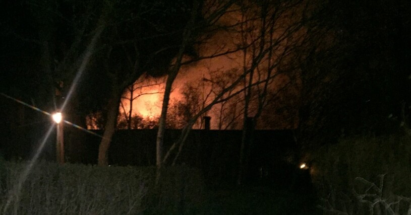 Villan på Ekerö är helt övertänd och fokus ligger på att rädda de närliggande fastigheterna, meddelar räddningstjänsten. brand villa drottningholm