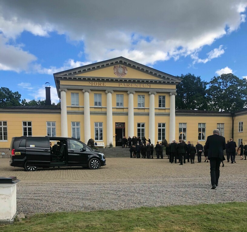 Här anländer begravningsgästerna till minnesstunden på Elghammar. Bild tagen i samband med minnesstunden för hertiginnan Christina d’Otrante på slottet Elghammar i Sörmland
