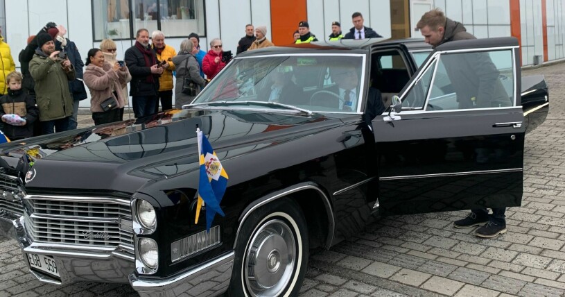 När kungen och drottningen skulle lämna fotoutställningen stötte de på stora problem. Limousinen har stora problem