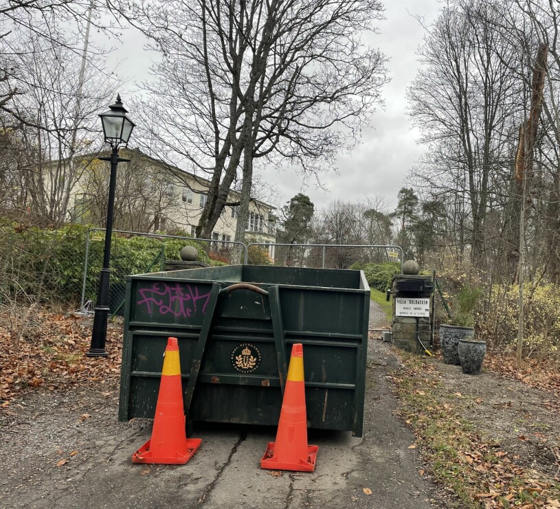 Villa Solbacken just nu: Grindarna är borta och ingen kan köra in eller ut. Container utanför prinsessan Sofias och prins Carl Philips hem Villa Solbacken 2022