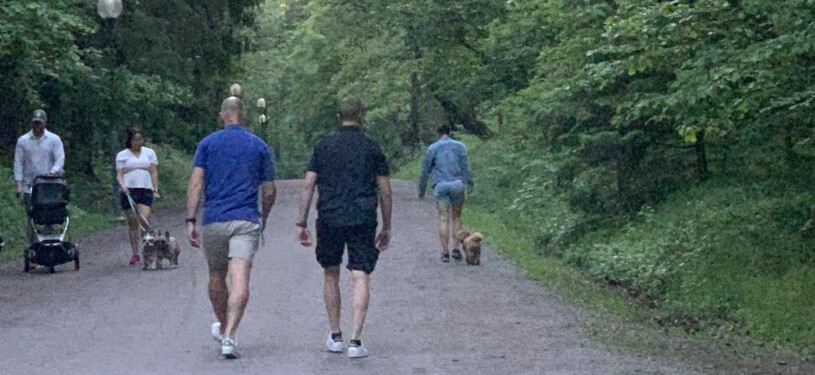 Kungligt hundmöte i Hagaparken i går kväll. Kronprinsessan Victoria i jeansshorts och jeansjacka