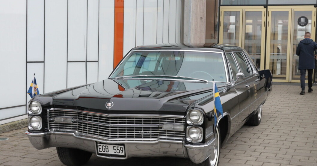 Kungen och drottning Silvia anlände i en Cadillac Fleetwood från 1966, en likadan som kungens mor ägt. Cadillac Fleetwood series 75