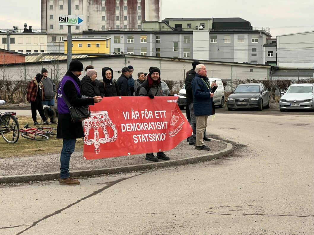 Republikanska föreningen håller upp en banderoll med texten Vi är för ett demokratiskt statskick när kungen och drottningen ska besöka Nyköping