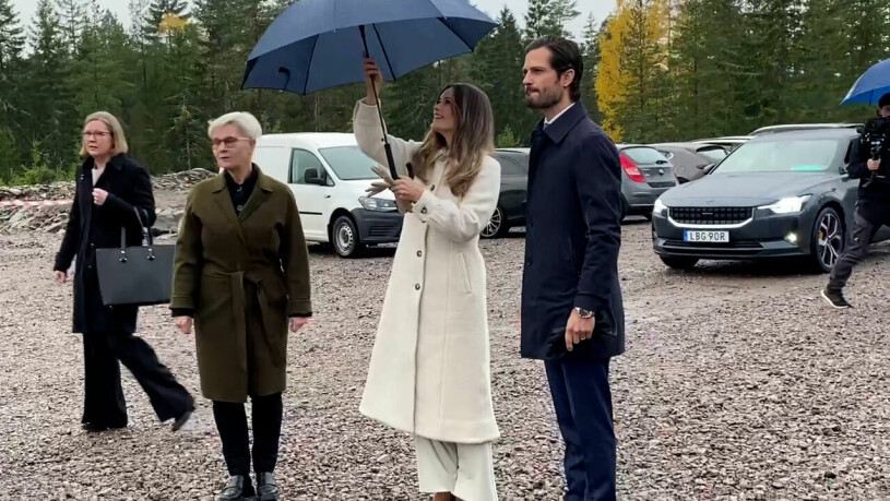Redo med paraply! Regn och rusk, men också kärlek och värme, mötte Carl Philip och Sofia när de anlände till Säffle.