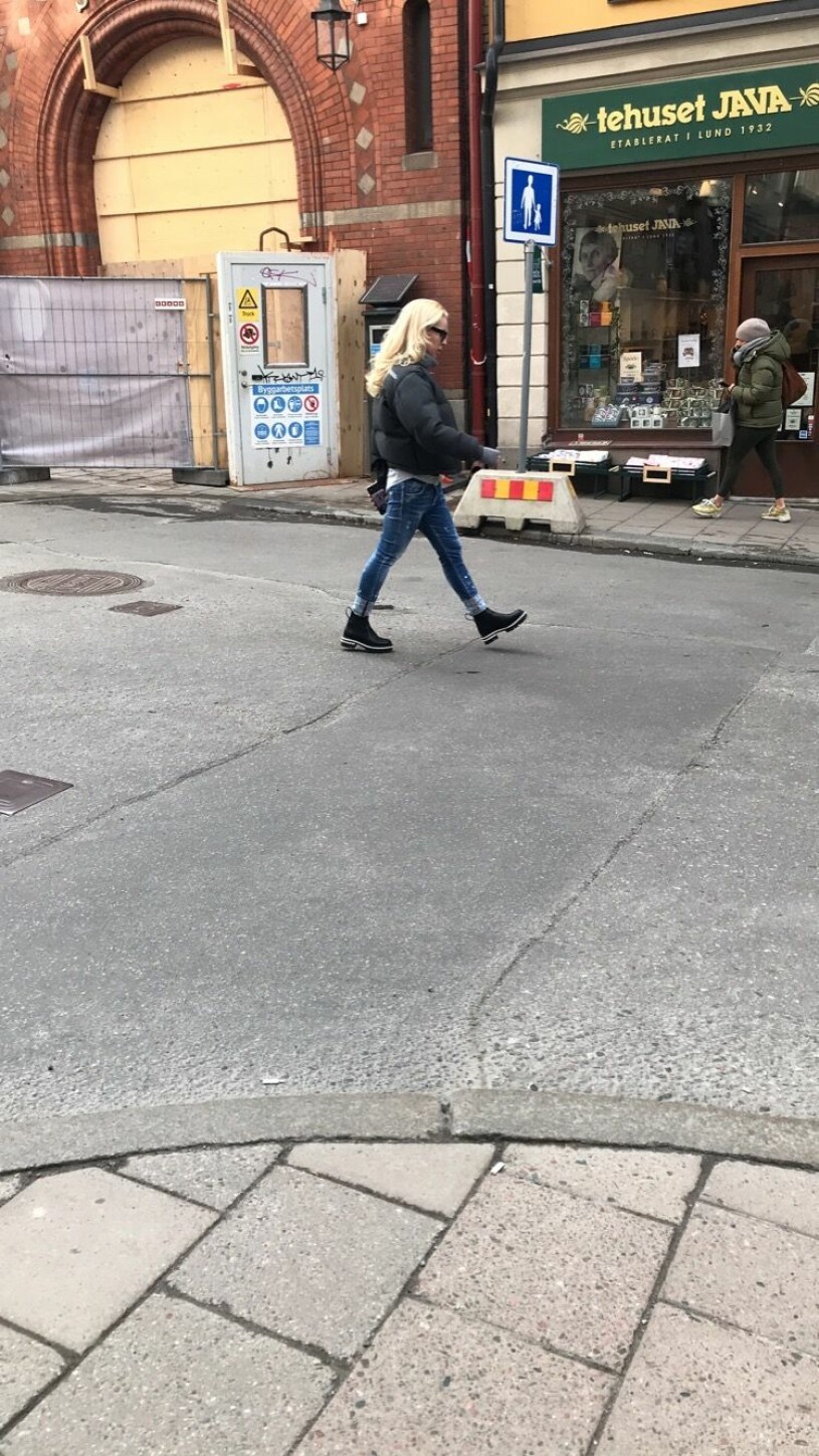 Helena Seger på en promenad på Stockholms gator.