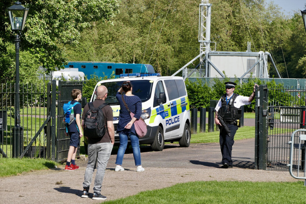 Polis vid portarna till Frogmore House i Windsor Great Park