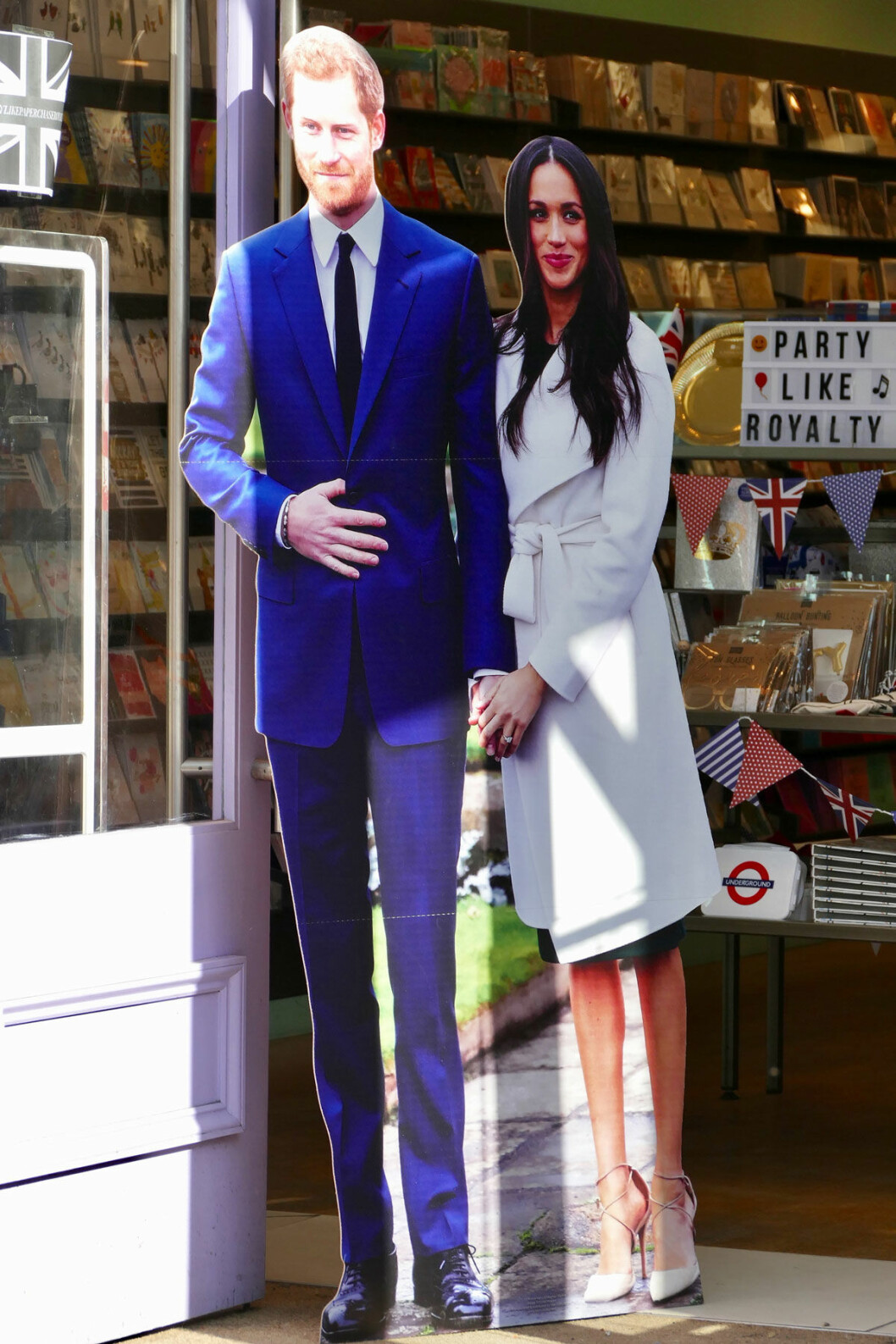Prins Harry och Meghan i naturlig storlek som pappersdockor