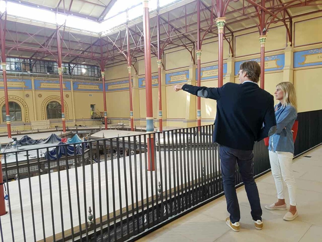 Ulf Elmqvist, ordförande Östermalms Saluhalls Förening, ger oss en exklusiv sneakpeak i hallens nyrenoverade lokaler.
