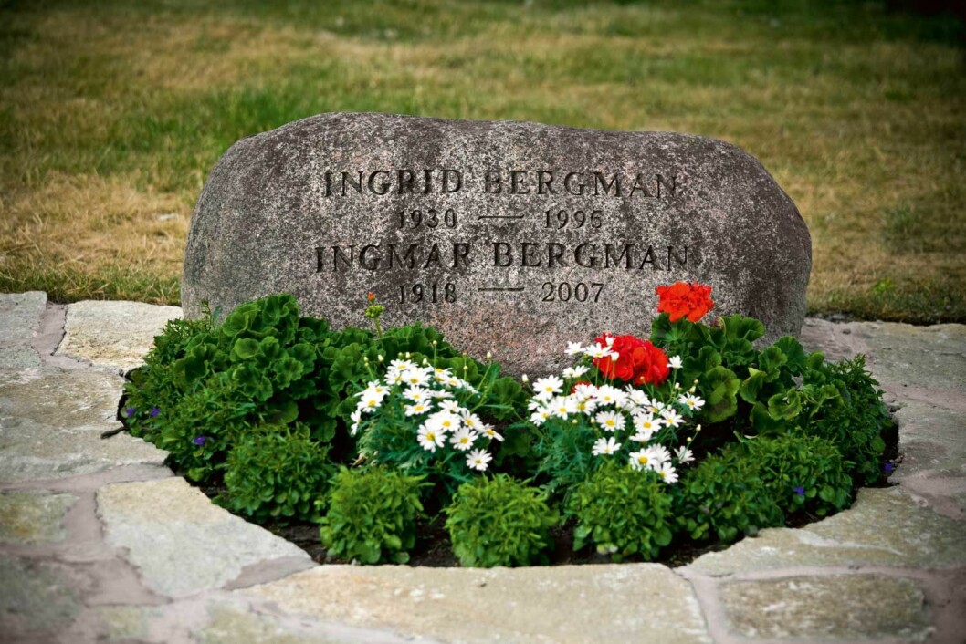 Ingmar vilar på Fårö bredvid sin älskade Ingrid. Ingmar vilar på Fårö bredvid sin älskade Ingrid.