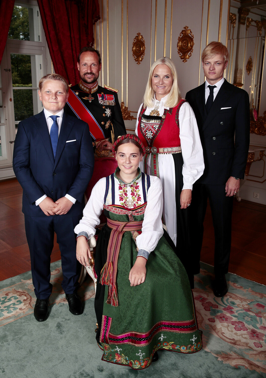 Hela kronprinsfamiljen! Så roligt med så många nya porträtt på den norska kungafamiljen. Hela kronprinsfamiljen!