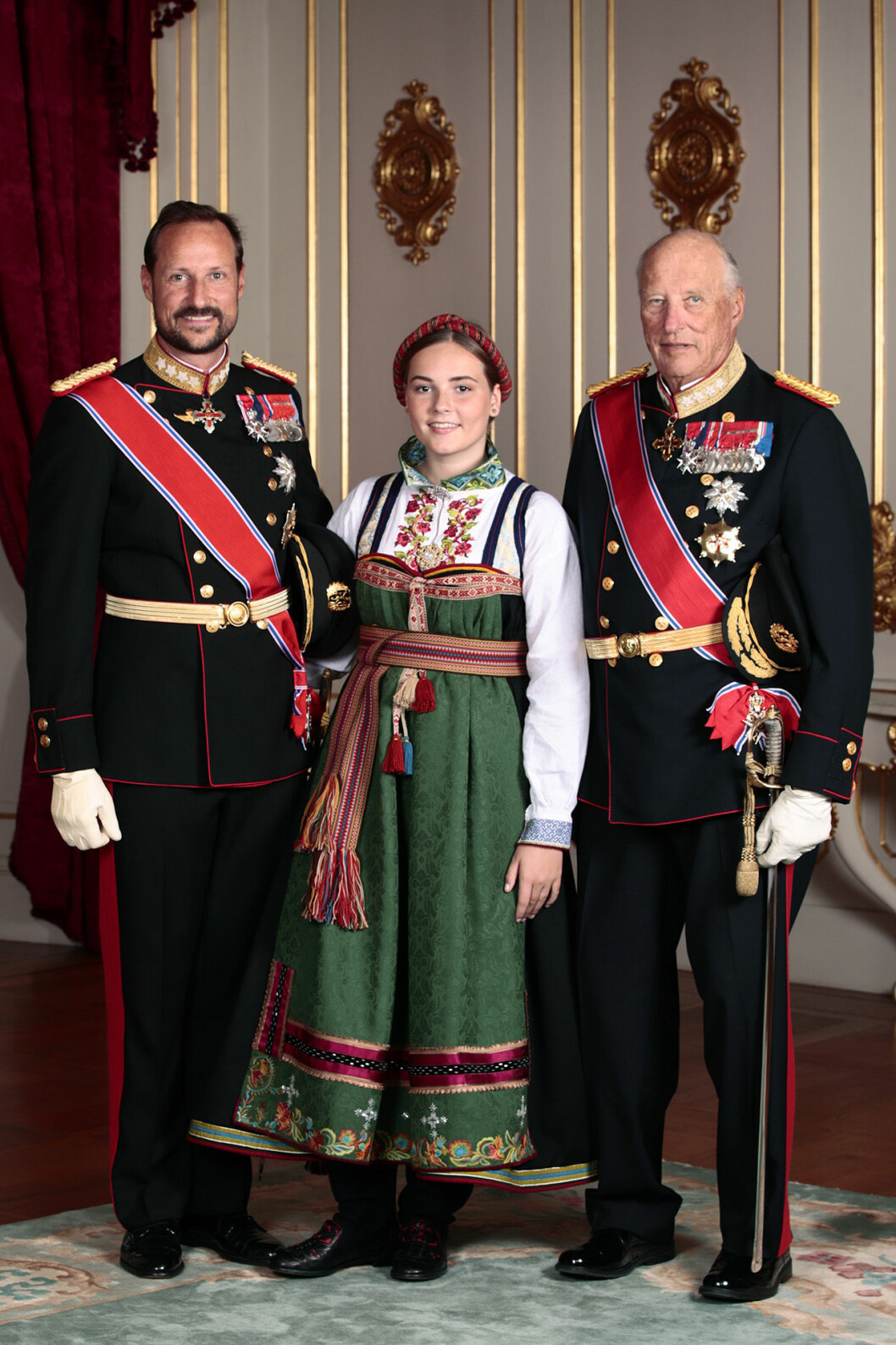 Tre generationer på samma bild! Kronprins Haakon, prinsessan Ingrid Alexandra och kung Harald