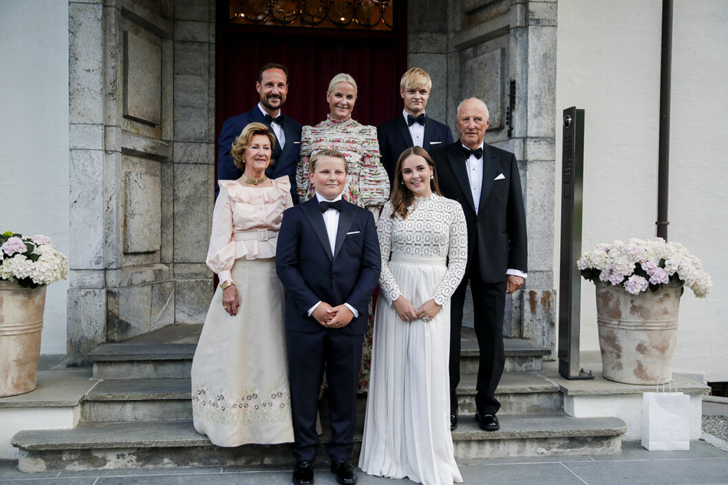 Wow! En underbar bild på hela familjen innan middagen. Norska kungafamiljen