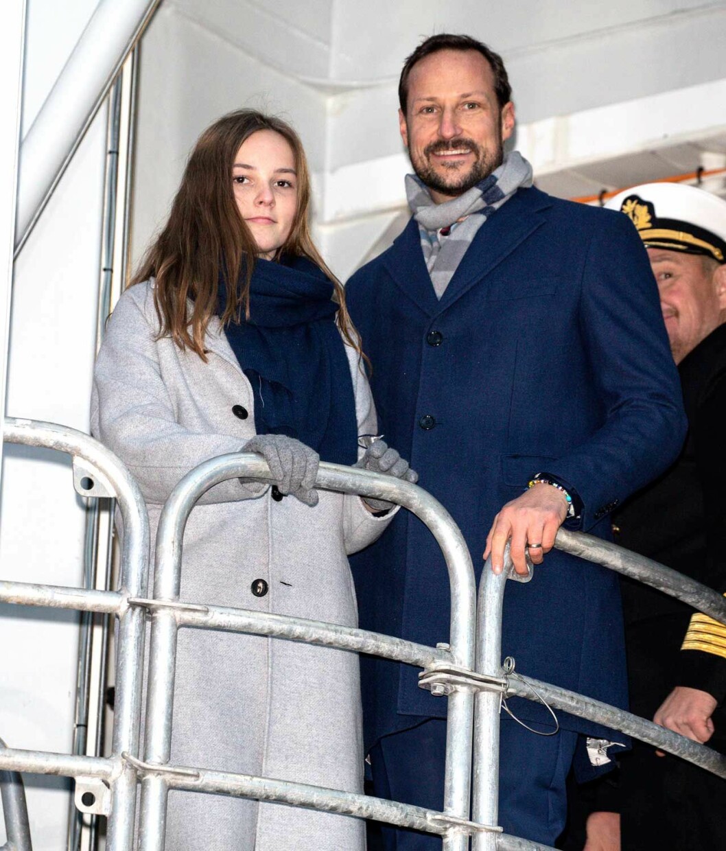En viktig dag, skönt med pepp. Kronprins Haakon och dottern prinsessan Ingrid Alexandra ombord på nya forskningsfartyget Kronprins Haakon.